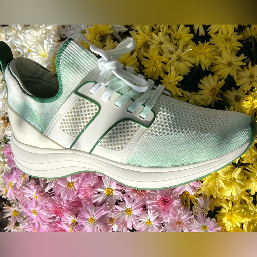 🍀🍏Tory Burch Sock Runner Sneaker size 8 like new🍏🍀